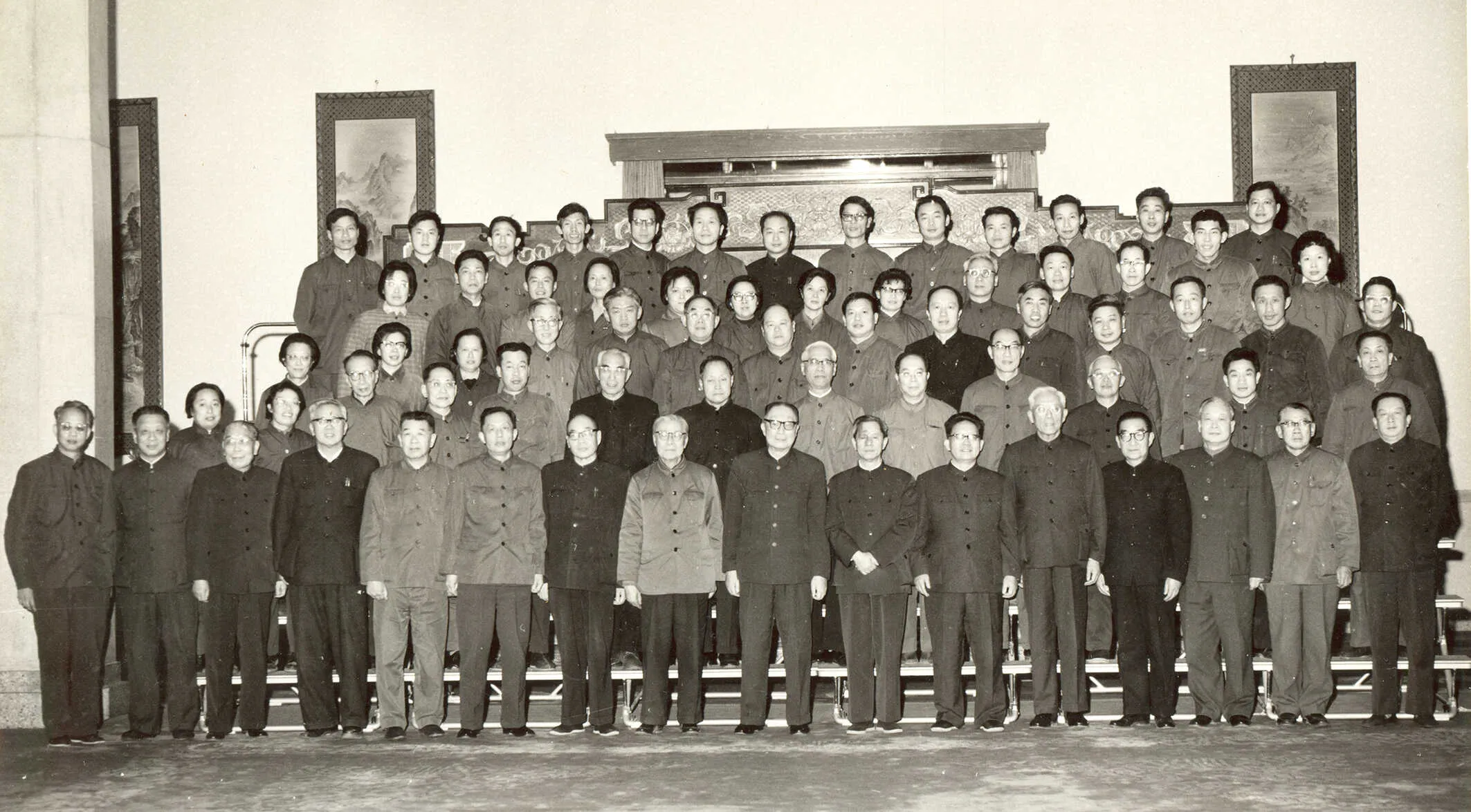 1978年12月14日,聶榮臻接見參加胰島素合成成果鑑定會的研究人員;成果後來獲1982年國家自然科學獎一等獎。