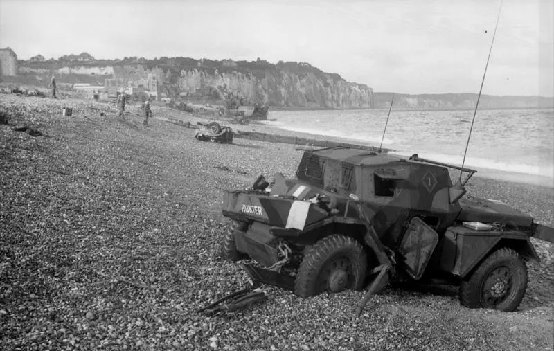 突襲後迪耶普礫石海灘與懸崖旁遺留的英軍 Dingo 偵察車；German Federal Archive 照片