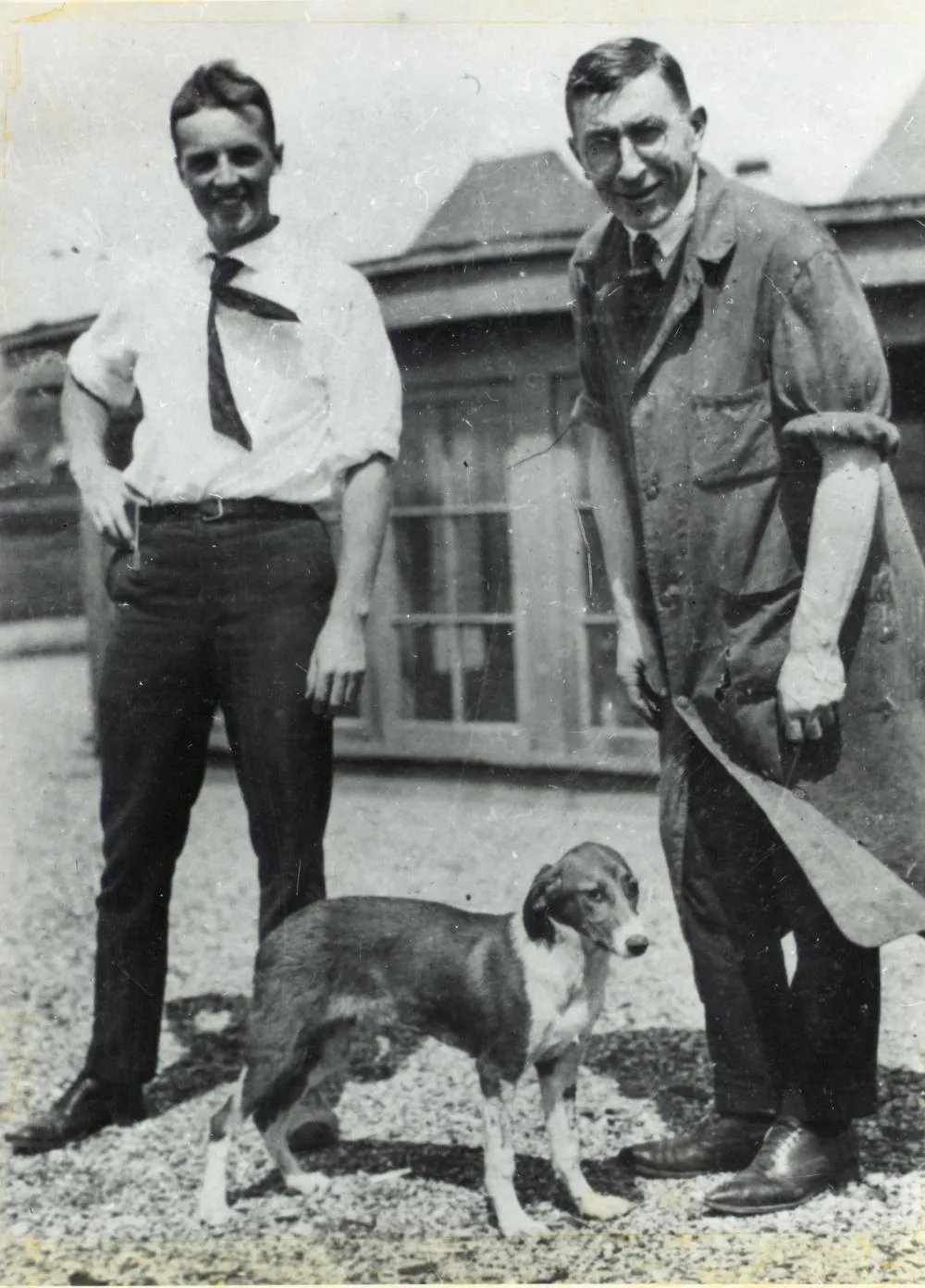 1921年8月，班廷與貝斯特帶著實驗犬在多倫多大學醫學大樓屋頂合影