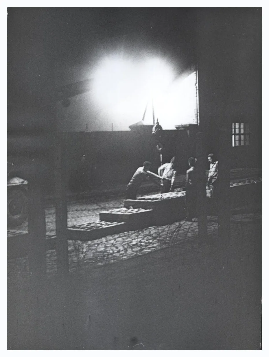 1961年9月，柏林圍牆的砌磚工事日夜不停進行（美國中央情報局資料照片）