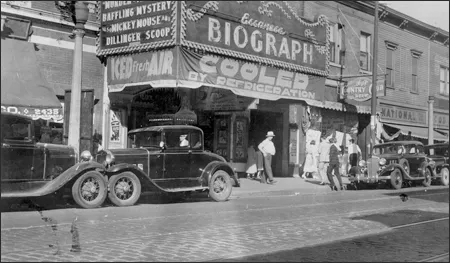 1934年7月22日,Biograph戲院外的現場景象