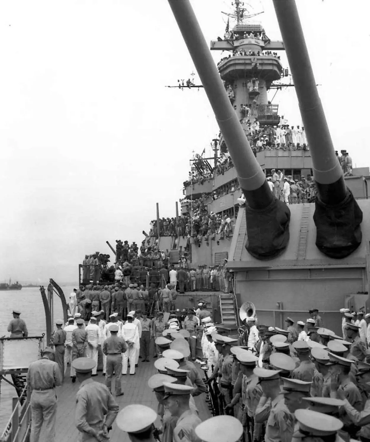 USS Missouri 甲板上的投降儀式、海軍樂隊與儀仗隊;這張檔案照片呈現簽署所在的軍艦與制度性場景。