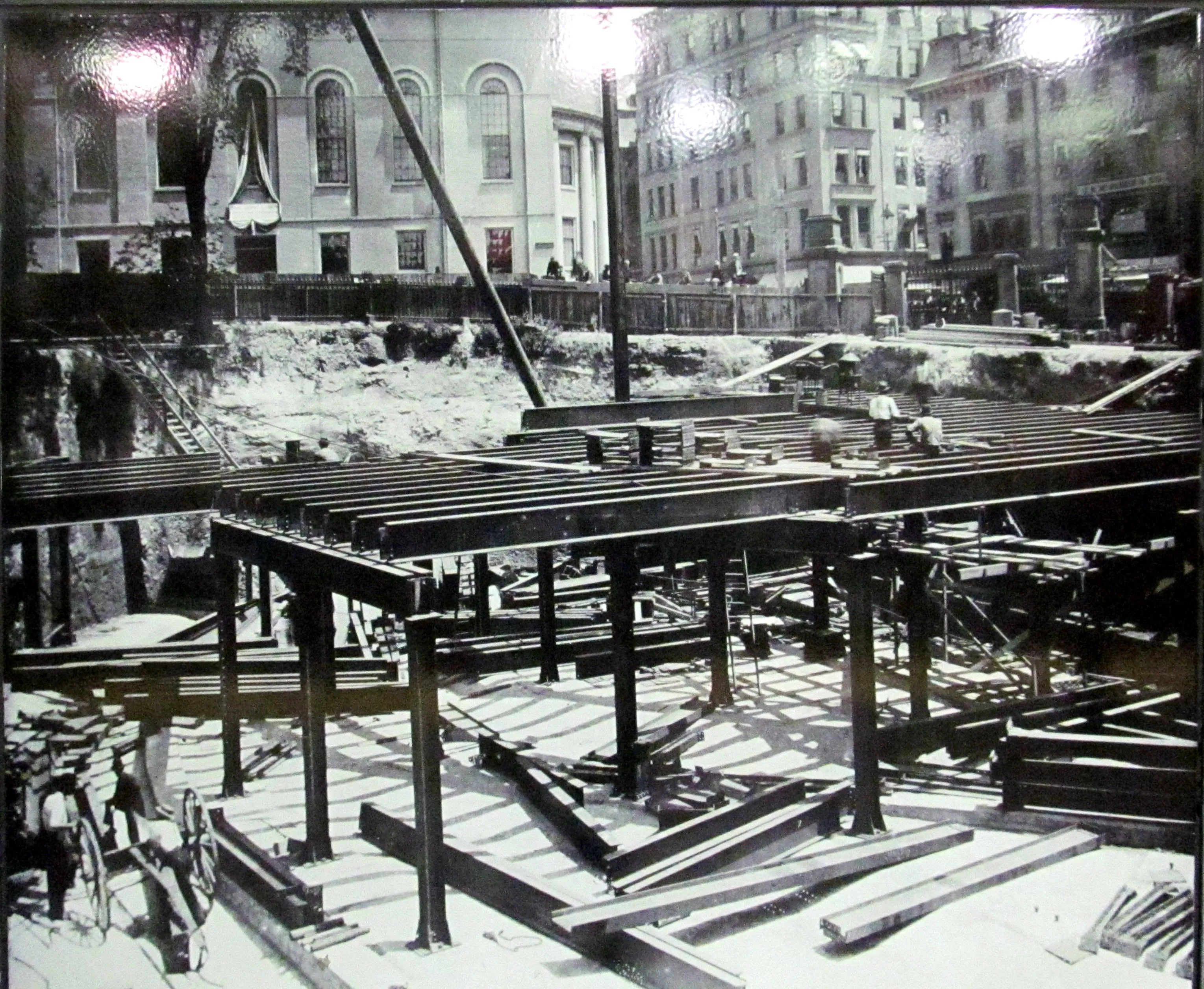 1896 年,Boston Common 下方的 Boylston station 施工現場。