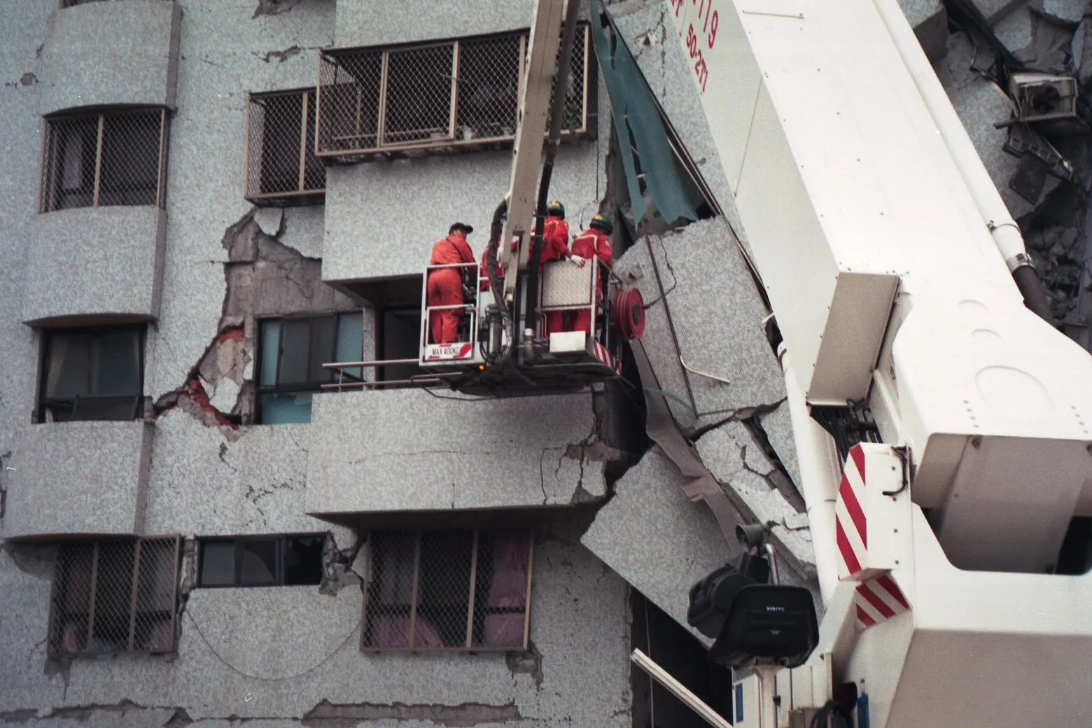 救難人員搭乘吊臂進行搜救，1999年9月。