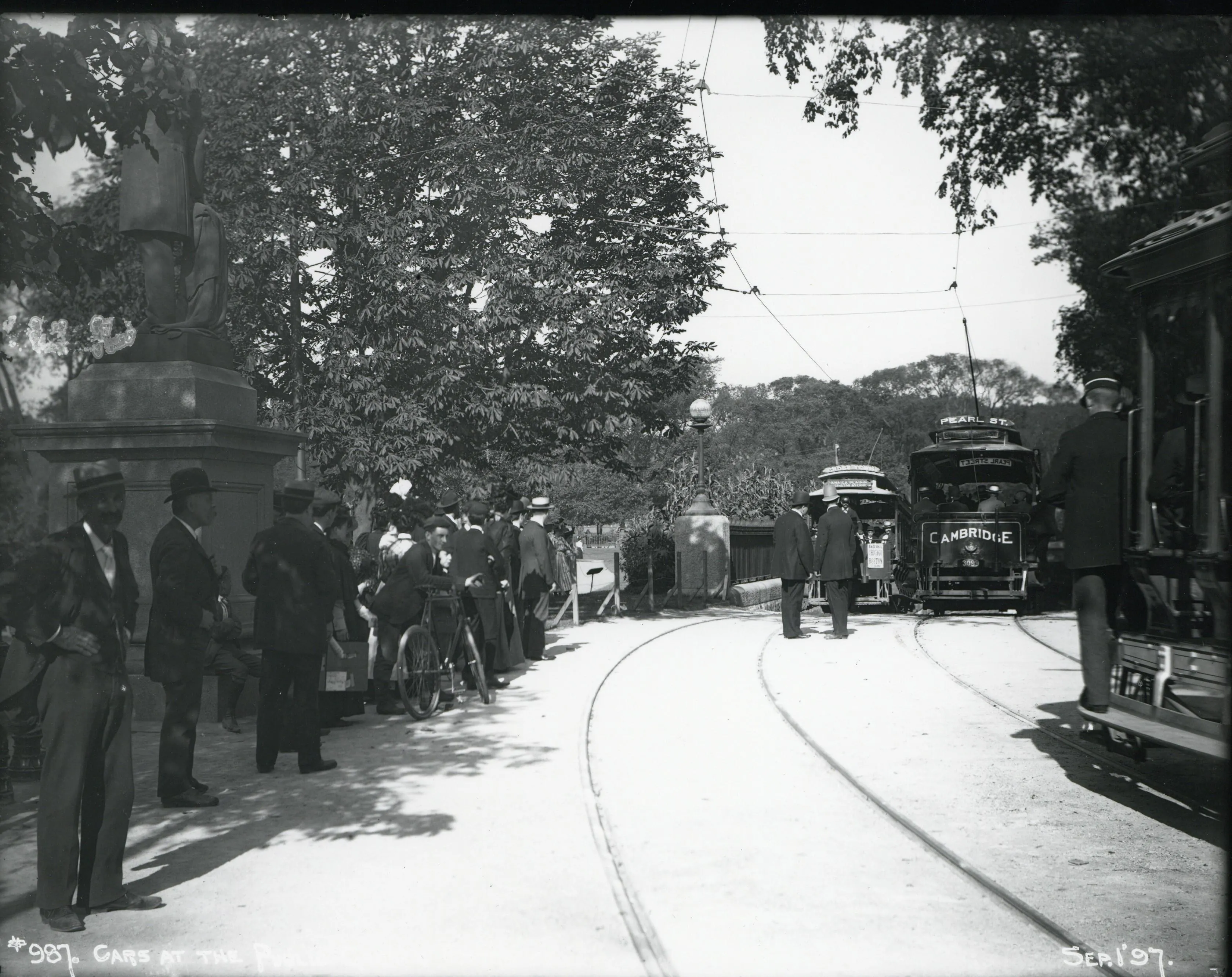 1897 年 9 月 1 日,Public Garden Portal 周邊聚集等待首日地下街車的人群。