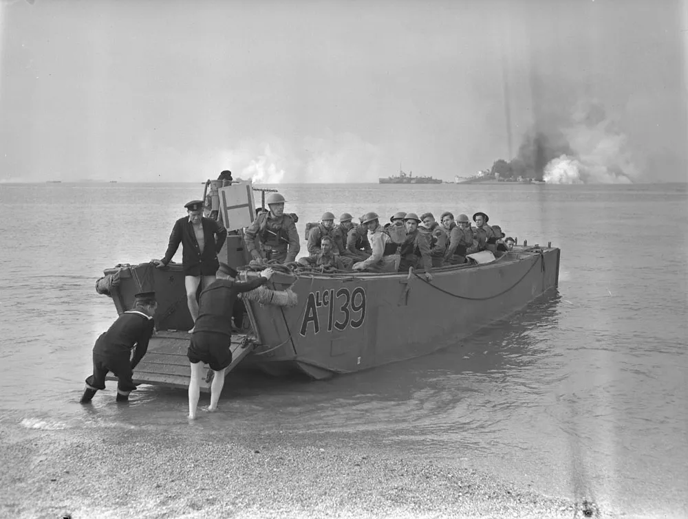 1942 年 6 月至 8 月，盟軍在突襲前進行最後登陸訓練；這不是 8 月 19 日實戰照片