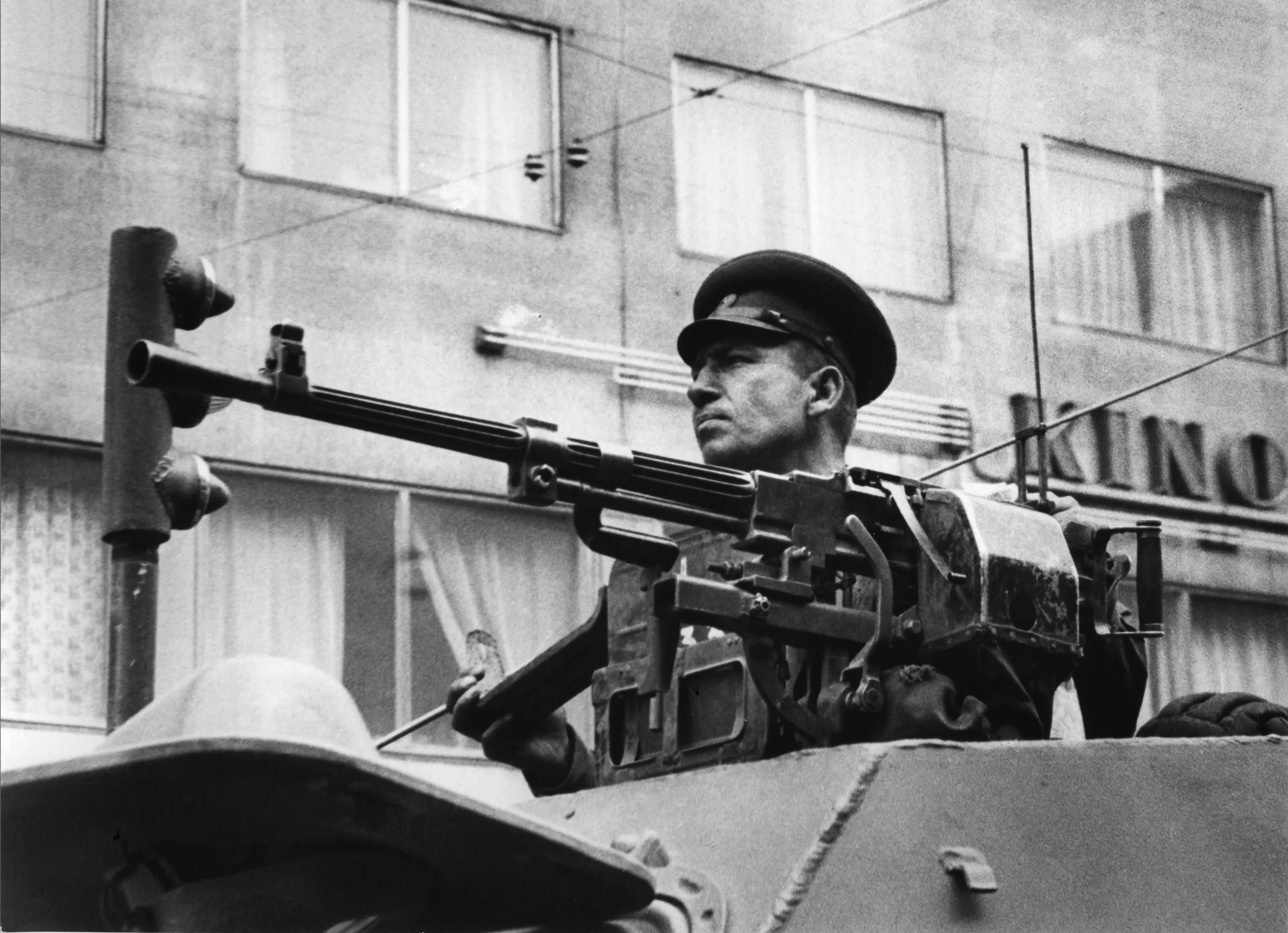 František Dostál 拍攝的華沙公約組織裝甲偵察車;呈現軍事力量進入城市的機制