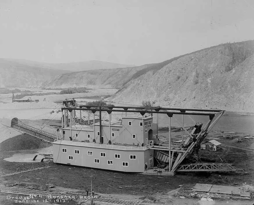 1913年 Bonanza Basin 的 Canadian Klondike Mining Company Dredge No. 4；象徵淘金熱後由個人採礦轉向大型機械化挖掘