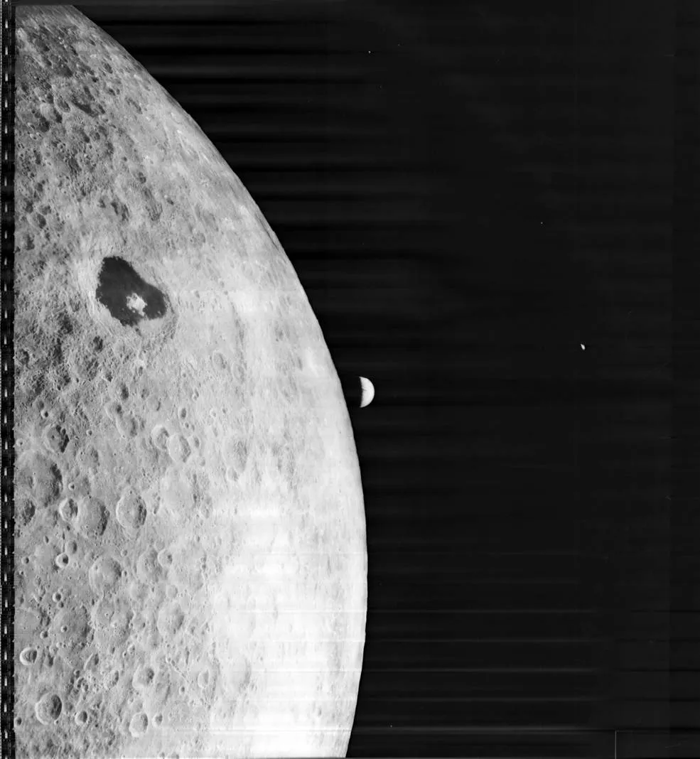 1966 年 8 月 23 日由 Lunar Orbiter 1 從月球軌道取得的原始黑白地球影像；保留當時掃描與傳輸留下的痕跡。