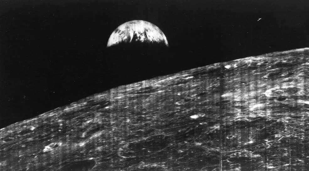 NASA／Lunar Orbiter Image Recovery Project 的數位重製版本；它讓原始資料更容易閱讀，但不是 1966 年另一張新拍的照片。