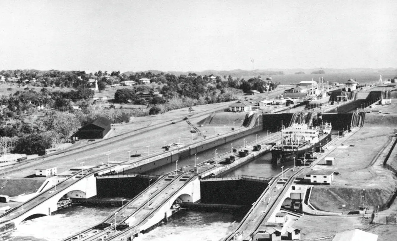 1966 年拍攝的巴拿馬運河 Gatun Locks，呈現條約所處理的運河運作與工程對象。