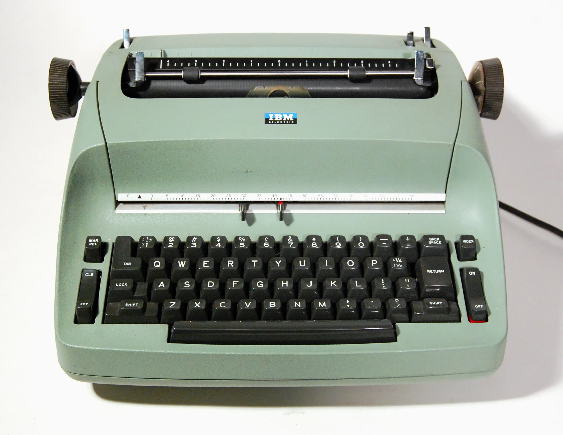 1961年發布的 IBM Selectric I，以彎曲流線造型取代傳統方正外形