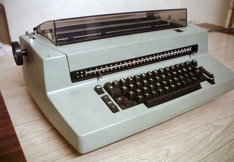 辦公桌上的 IBM Selectric II，1971年推出的改良型號