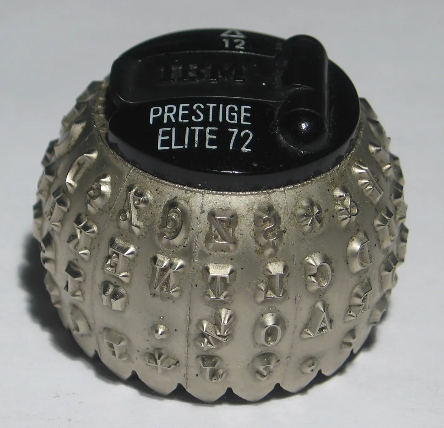 Selectric 的打字球（typeball），俗稱「高爾夫球」，上方刻有所有字母與符號
