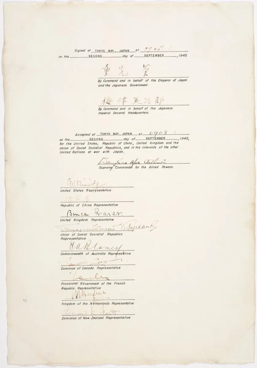 《降伏文書》簽署頁,列出日本代表與接受投降的盟軍代表;文件日期為 1945 年 9 月 2 日。