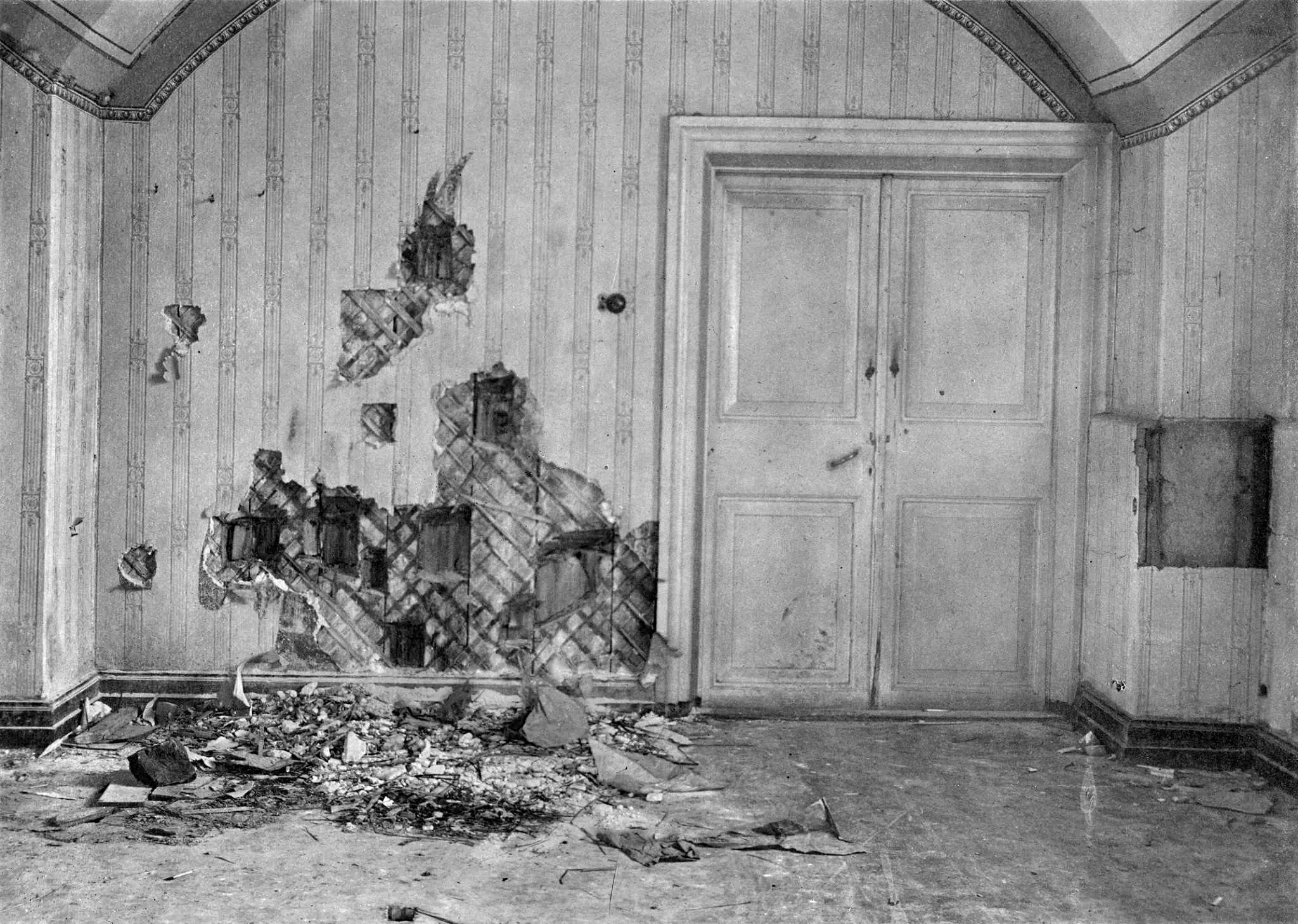 伊帕契夫之家地下室,事後調查人員拆牆搜尋彈痕證據(約1918-1919年)