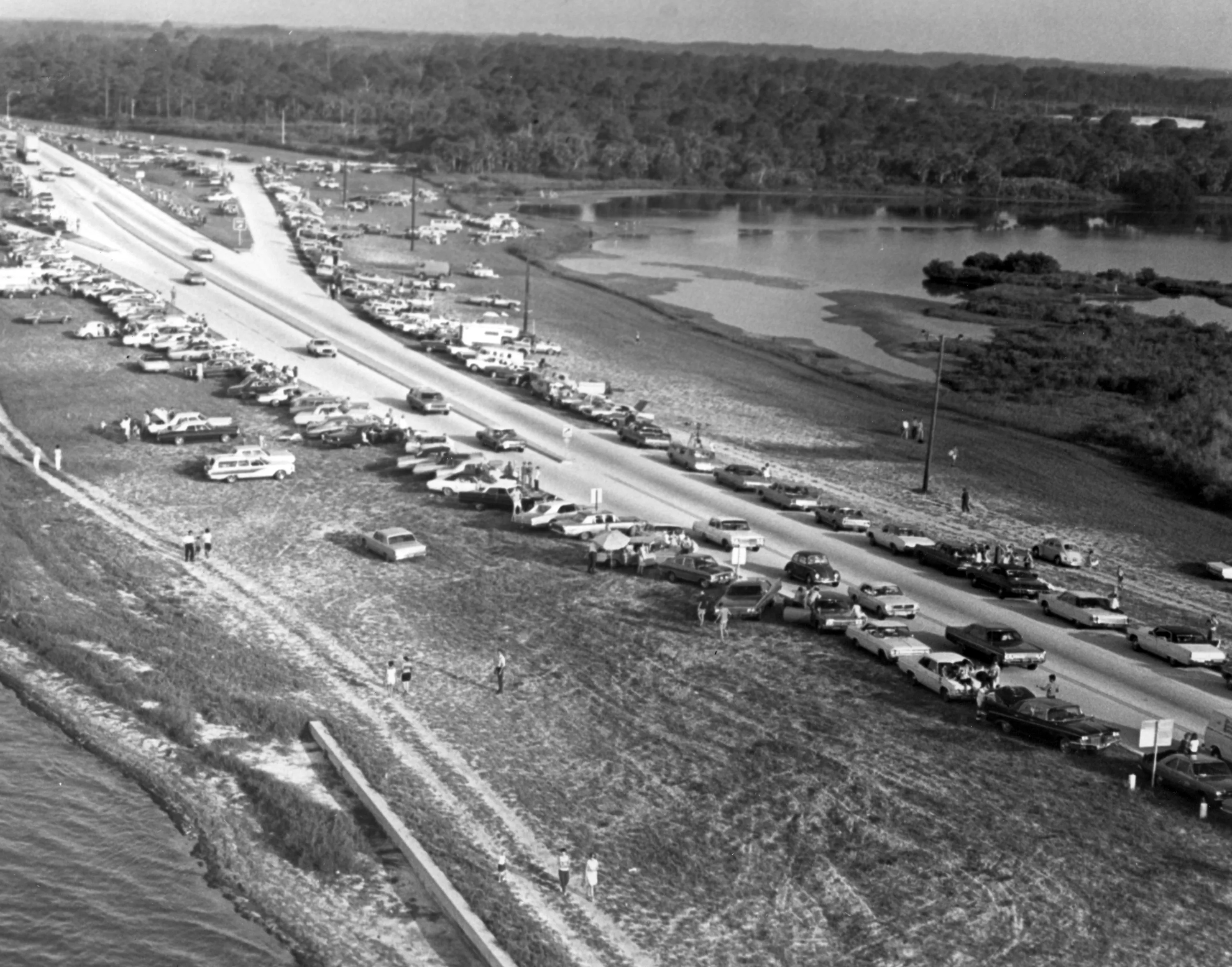 湧入甘迺迪太空中心周邊圍觀發射的群眾,NASA攝(1969年7月16日)