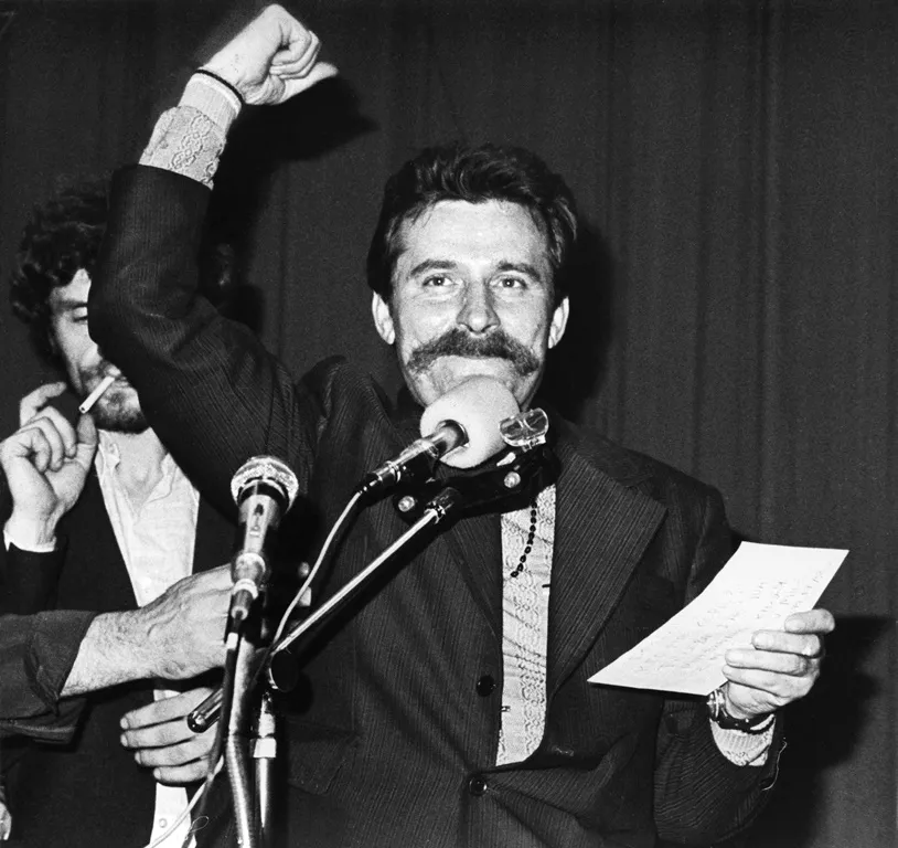 1980 年 8 月格但斯克造船廠職安廳中的 Lech Wałęsa;他是跨廠罷工委員會的代表人物。