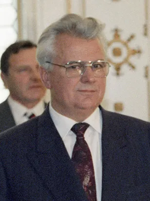 Leonid Kravchuk 於 1991 年 12 月簽署協議後的照片;拍攝時間晚於 8 月 24 日,僅用來說明後續國家轉換脈絡。