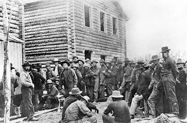 1898年，淘金者在 Dawson 等候登記礦權；這是淘金熱擴大後的場景，不是1896年發現當天的照片