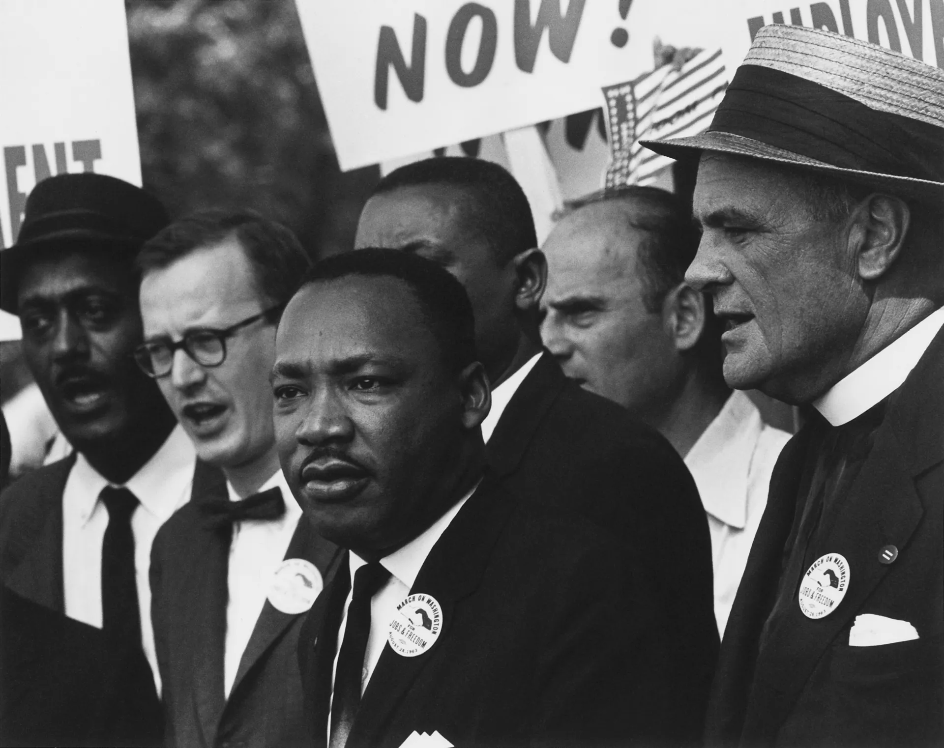 Martin Luther King Jr. 與 Mathew Ahmann 出現在 1963 年華盛頓大遊行的人群中;這是事件人物脈絡的檔案影像。