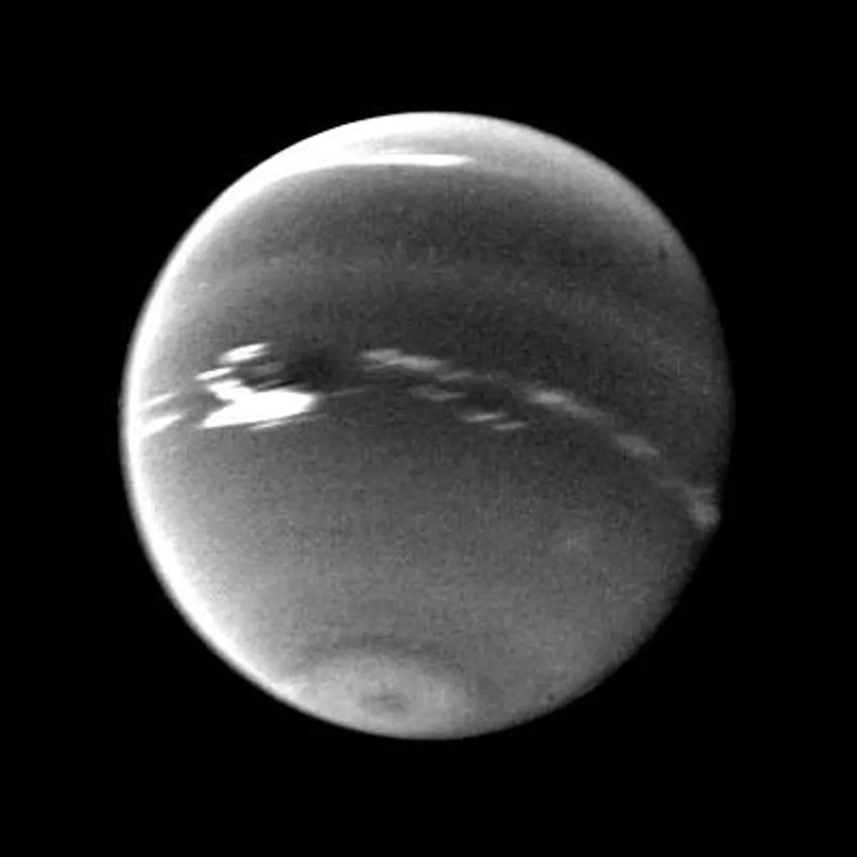 海王星雲系；航海家二號於1989年拍攝，並非1846年發現現場。