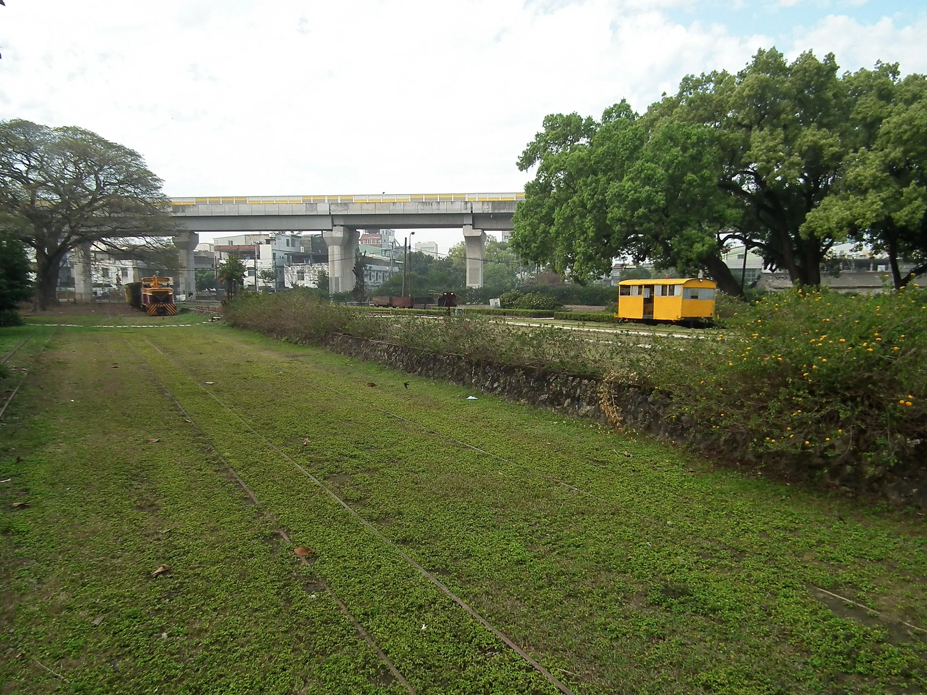 橋頭糖廠鐵道景觀區;保存下來的軌道路網顯示運輸系統如何嵌入工場周邊。