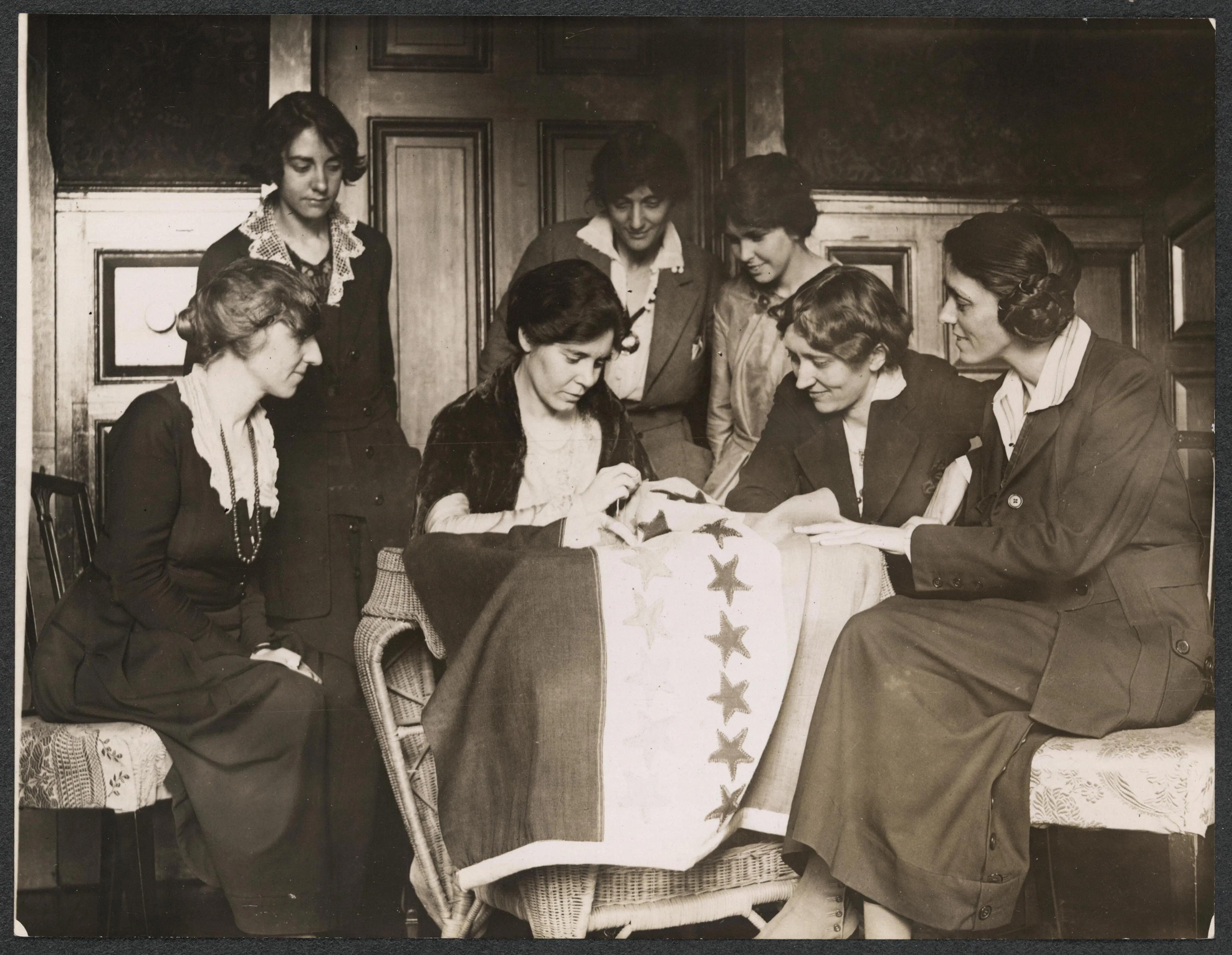 Alice Paul 與 National Woman's Party 成員縫製批准旗幟上的星星;每顆星代表一州批准,呈現組織如何記錄進度