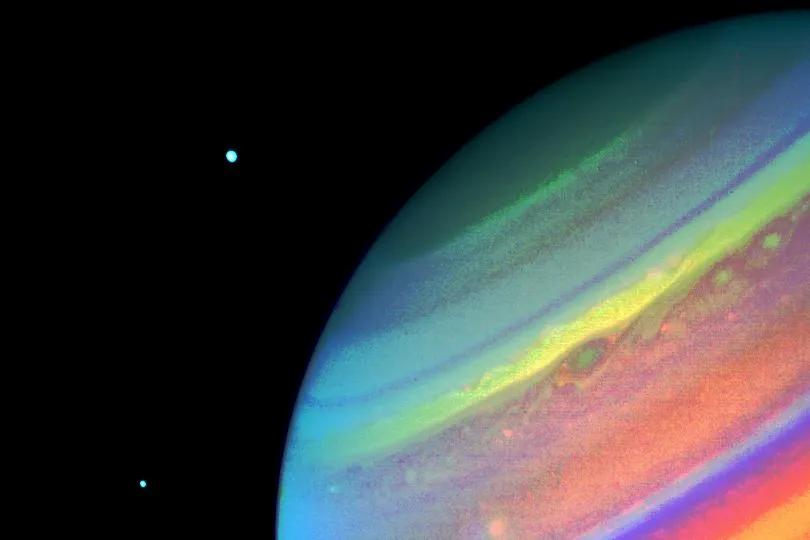 Voyager 2 拍攝的土星、土星環與衛星 Dione、Enceladus。影像攝於 1981 年 8 月 11 日。