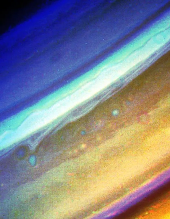 Voyager 2 觀察到土星北半球的大氣雲帶與高速氣流；影像攝於 1981 年 8 月 18 日。
