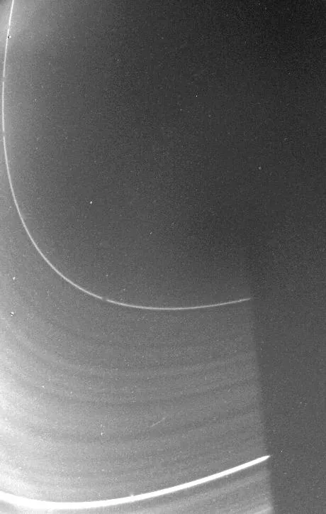 Voyager 2 在最接近土星前約 1 小時 48 分拍下的土星內側 D 環，顯示細密的環帶與縫隙。