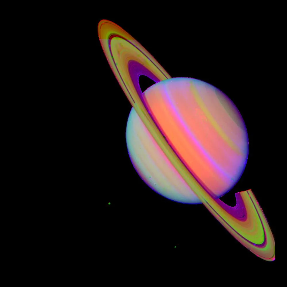 Voyager 2 的假色影像呈現土星大氣、B 環中的 spokes，以及衛星 Rhea、Dione。影像攝於 1981 年 7 月 21 日。