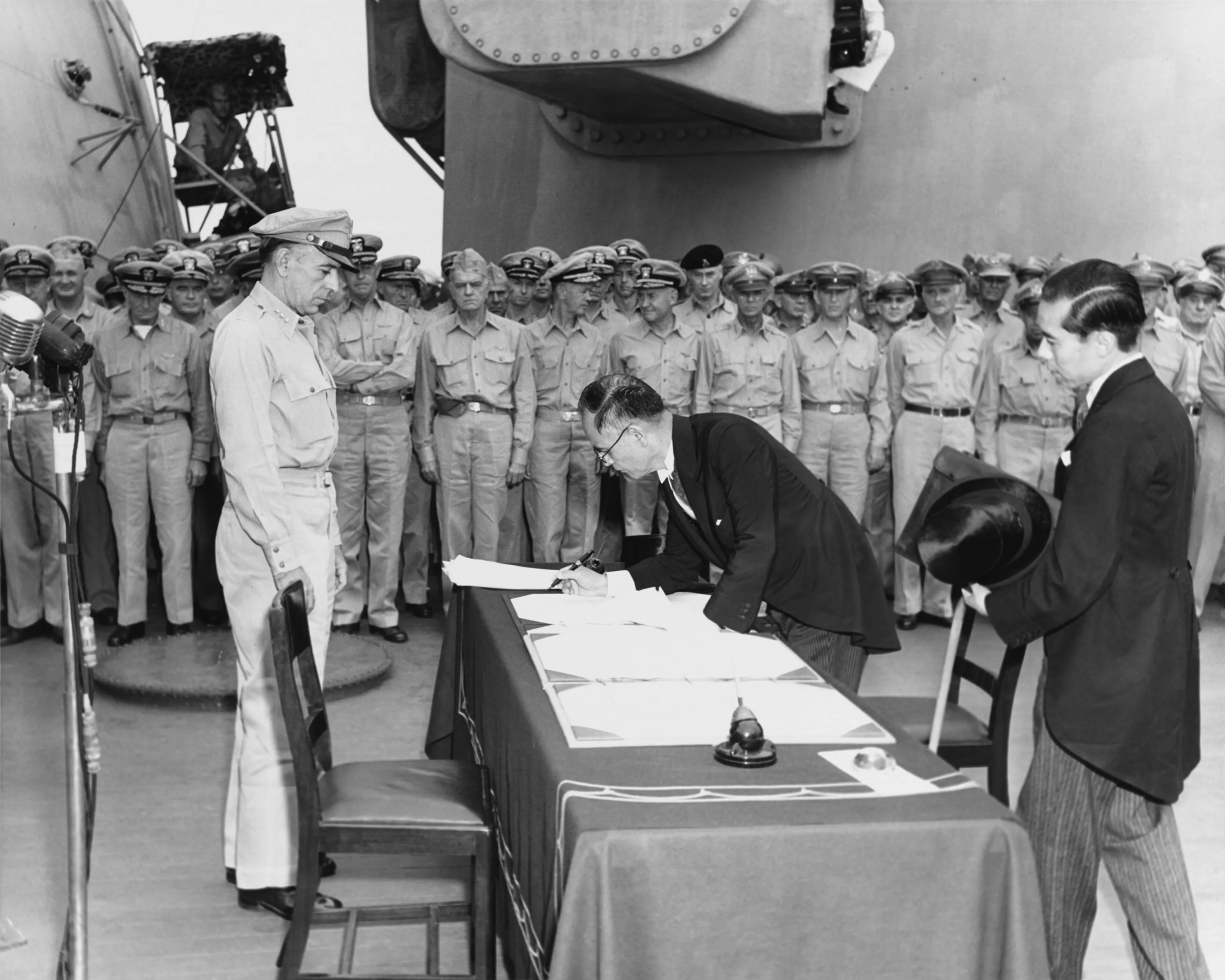 重光葵代表日本政府在 USS Missouri 上簽署降伏文書;照片中的儀式現場是 1945 年 9 月 2 日東京灣。