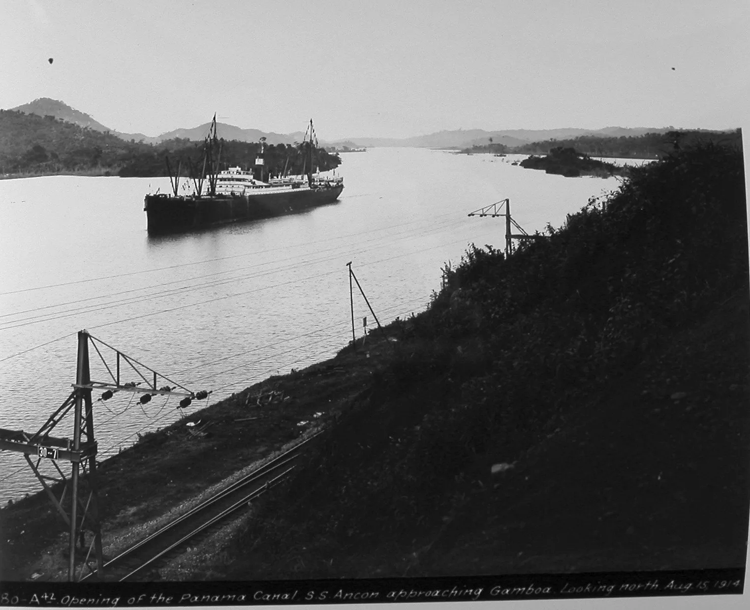 SS Ancon 向北駛近岡博段,攝於1914年8月15日(美國國家檔案館藏)