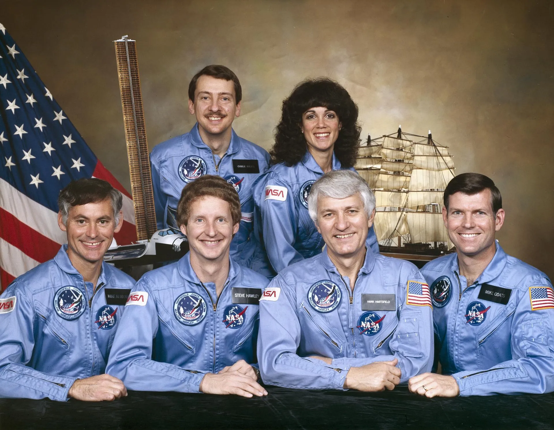 STS-41D 六人機組：Henry Hartsfield、Michael Coats、Judith Resnik、Richard Mullane、Steven Hawley 與 Charles Walker。