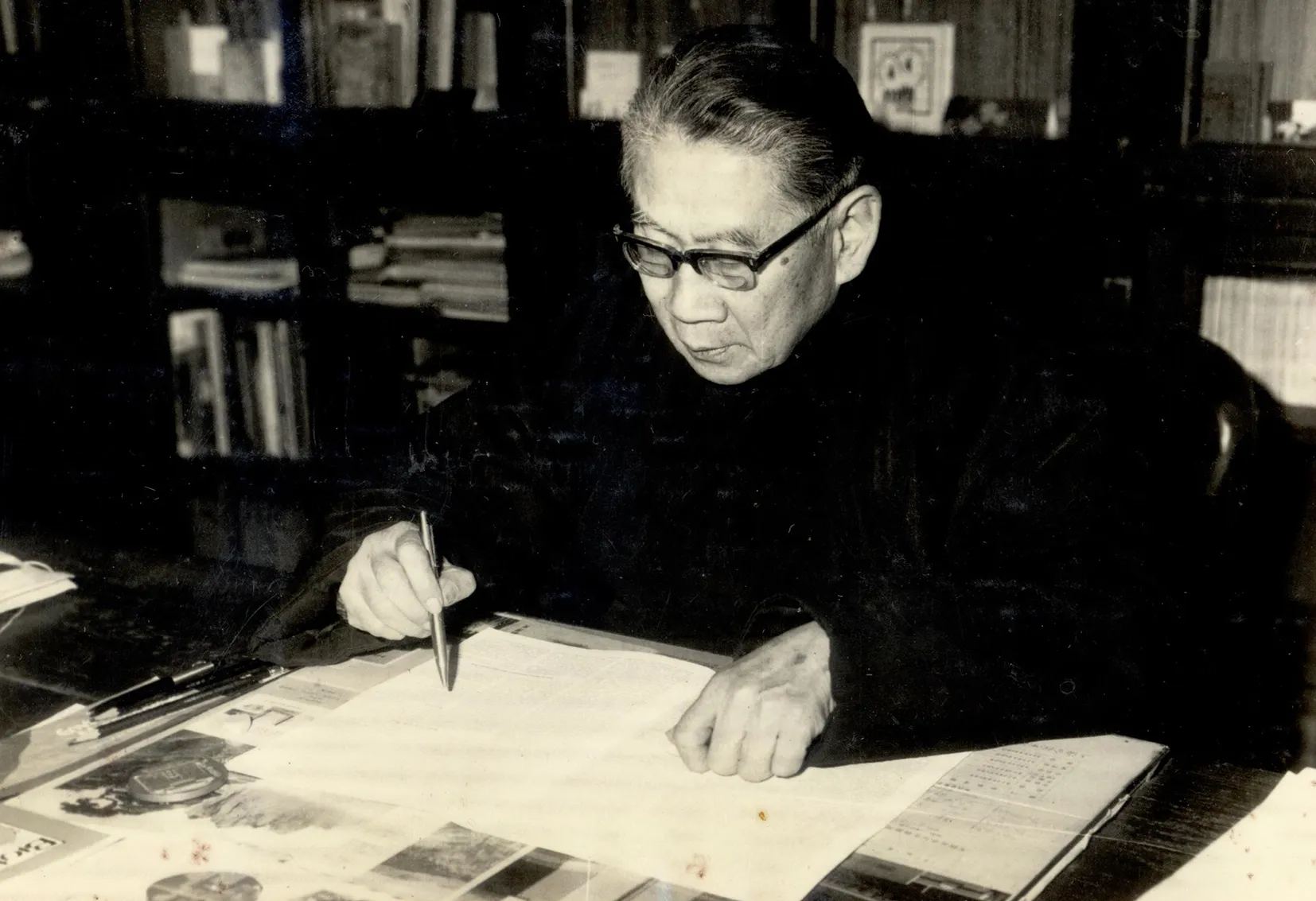 中國科學院生物化學研究所所長王應睞在工作桌前;他在1958年主持選定人工合成牛胰島素的研究方向。