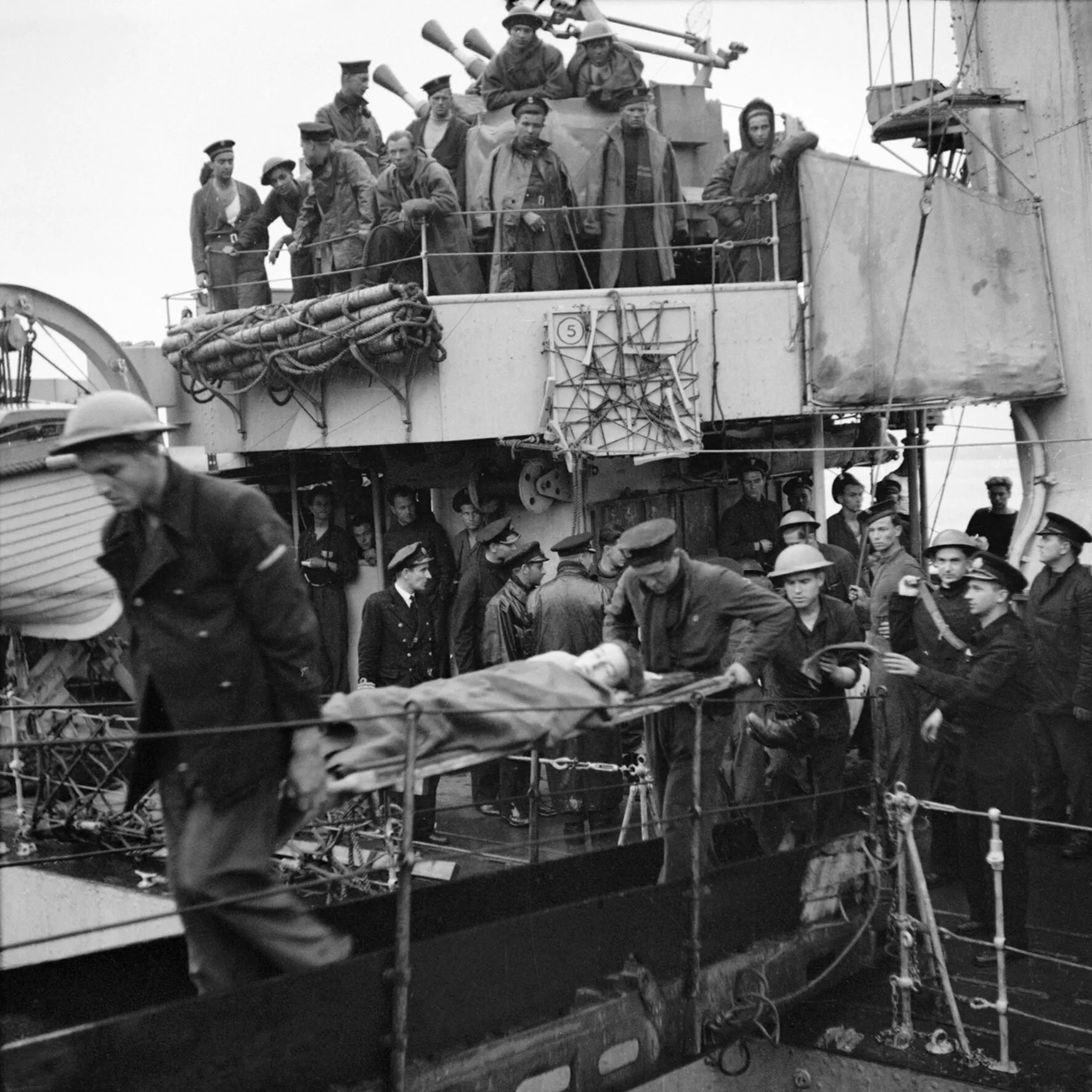 受傷的加拿大士兵從波蘭海軍驅逐艦 ORP Ślązak 下船返回英國；支援傷亡後果，不是登陸現場