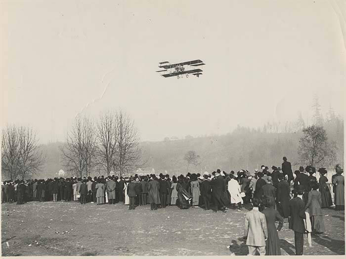 Crowd watching Charles K Hamilton at The Meadows, Georgetown, March 11, 1910 (MOHAI 9521)