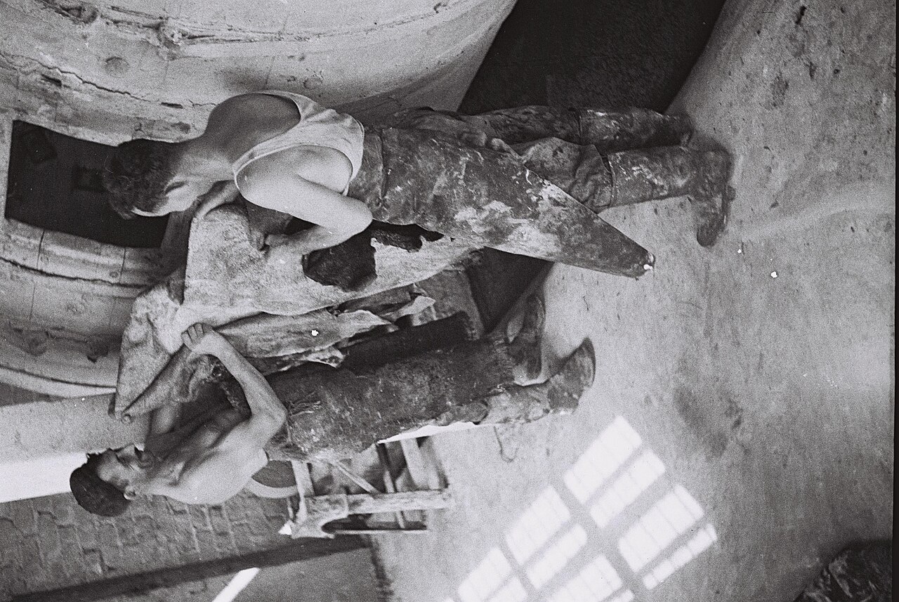 WORKERS AT A LEATHER FACTORY IN HAIFA. תעשייה. בצילום, פועלים במפעל עורות בחיפה.D834-020