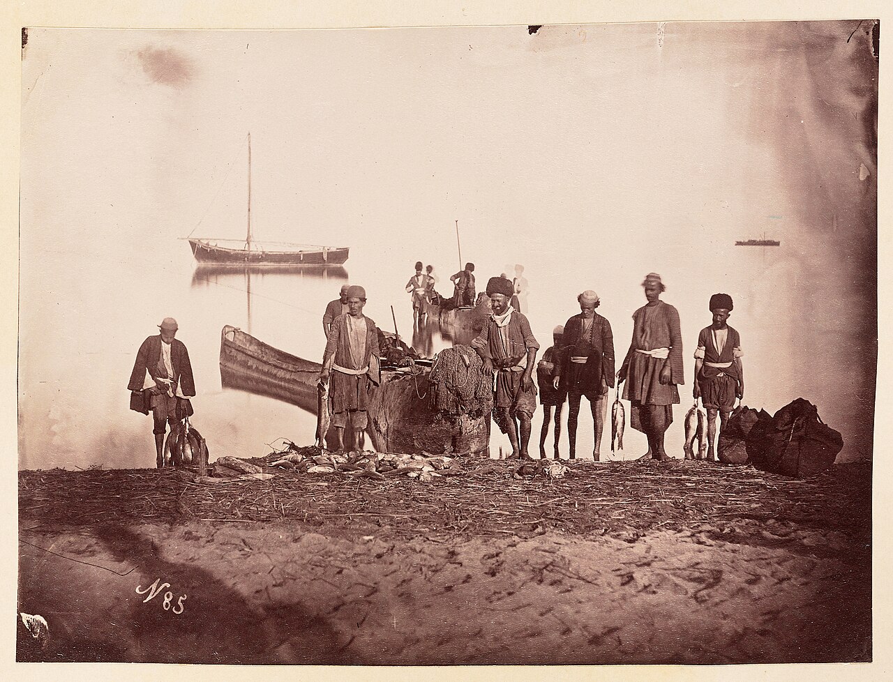 2021.R.15-16r - Iran, Fishermen Standing along the Shore with Their Catches