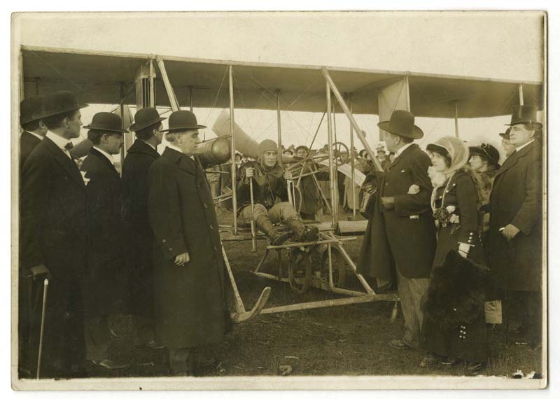 Gustav Schacht prepares to take flight (5469019479)