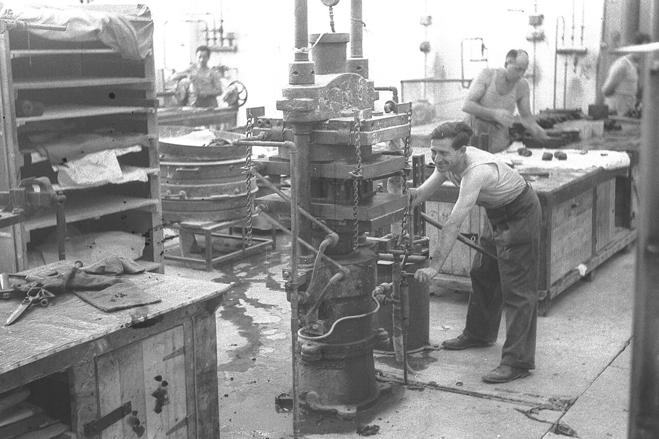 WORKERS AT A RUBBER FACTORY IN HAIFA. תעשייה. בצילום, פועלים במפעל גומי בחיפה.D19-053