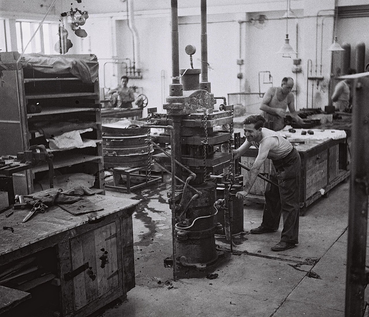 WORKERS AT A RUBBER FACTORY IN HAIFA. תעשייה. בצילום, פועלים במפעל גומי בחיפה.D834-032
